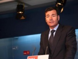 Gómez critica los recortes en becas educativas