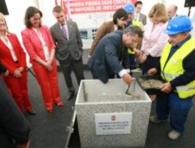 Tres Cantos coloca la primera piedra de la nueva sede Central de Mayores del municipio