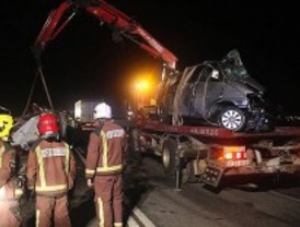 Cinco muertos al chocar frontalmente un camión y una furgoneta en Figueres