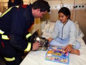 Los Bomberos llevan regalos al Marañón por encargo de los Reyes