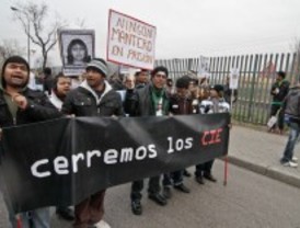 Cientos de personas piden que se cierren los centros de internamiento de extranjeros