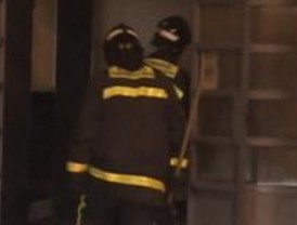 El incendio en una vivienda en Vallecas obliga a evacuar a tres personas