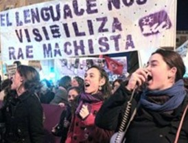 Una 'marea violeta' pide en Madrid la dimisión de Gallardón