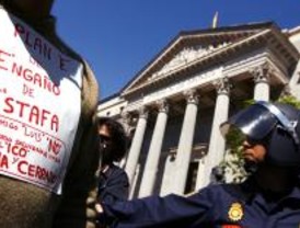 Unos 3.000 representates de autónomos y pymes se concentran contra la crisis