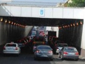 Usuarios del túnel de Monforte de Lemos denuncian su estrechez causada por el barro