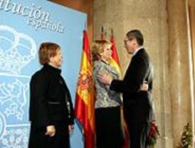 Unas 2.000 personas asisten a la recepción de la Comunidad por la Constitución