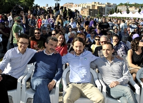 Podemos hace guiños a Carmena en un acto multitudinario