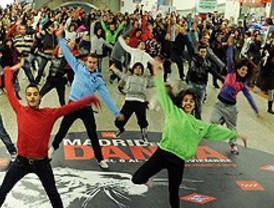 Más de 300 madrileños bailan una 'flashmob' en el Metro al ritmo de Michael Jackson