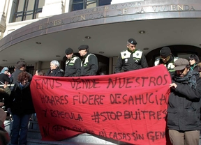 Desahuciada en Vallecas una familia con dos hijos, uno de ellos de un mes y medio