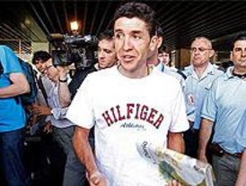 Carlos Sastre, ganador del Tour, llega a Barajas 'feliz por haber conseguido su sueño'