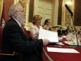 Carlos Berzosa, investido doctor honoris causa por la Universidad de Taracapá