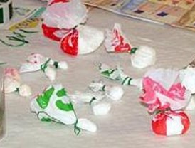 Detenidos dos hombres en Barajas con dos kilos de coca