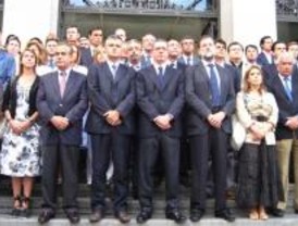 Cientos de madrileños guardan cinco minutos de silencio en memoria de las víctimas