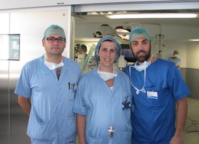 El equipo que ha llevado a cabo la braquiterapia intraoperatoria para el tratamiento radioterápico del cáncer de mama