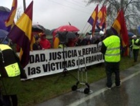 120 personas se concentran en el Valle de los Caídos para pedir su transformación