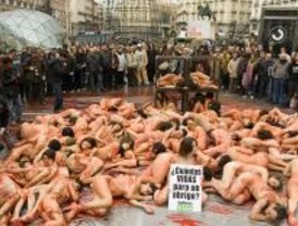 Decenas de personas se desnudan contra la industria peletera