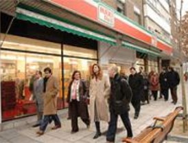 La reforma del eje comercial de Moratalaz permite al peatón ganar espacio al coche