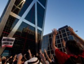 Miles de personas se manifiestan contra Bankia frente a las Torres Kio