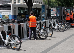 Operarios de mantenimiento de Bicimad en el puesto de la Calle Alcalá con Cibeles.