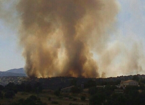 Un incendio forestal en Valdemorillo obliga a desalojar a más de mil personas