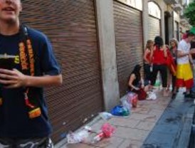 Las fábricas de banderas, a tope para abastecer a los 'hinchas'