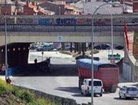 El Ayuntamiento estudia soterrar el puente de Vallecas