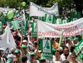 Los agricultores bloquean La Castellana para protestar por el gasóleo