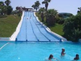 Muere una niña tras ser rescatada de la piscina de un parque acuático