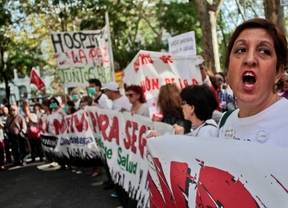 Marea Blanca manifestándose por una sanidad pública y pidiendo la dimisión de ANa Mato y Javier Rodriguez por la mala gestión de la crisis del ébola.