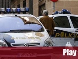 Aparece muerto en su casa, desnudo, tapado con una manta y con heridas de arma blanca