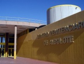 Un incendio en la cárcel de Albolote provocado por una interna causa ocho heridos