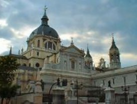 Concentración ante a la Almudena por la actitud del Vaticano frente a la homosexualidad