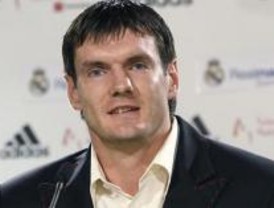 El Real Madrid presenta a Lavrinovic: 'No me gusta hablar de mi mismo'