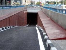 Un camión se incrusta en el túnel de María de Molina y obliga a cortarlo