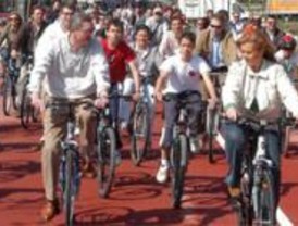 Gallardón promete construir 457 kilómetros de red ciclista hasta 2016