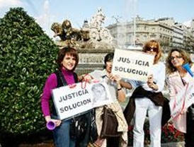 Unos 50 funcionarios de Justicia cortan el centro para protestar por su situación laboral