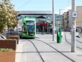 Aguirre pone autobuses por si 'descarrila' el tranvía de Parla