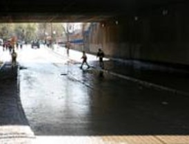 La rotura de una tubería anegó el Paseo de Yeserías