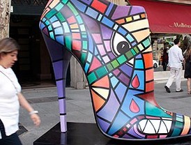 26 zapatos gigantes homenajean en Madrid a la industria del calzado