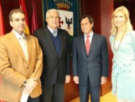 Alcobendas entrega un cheque de 40.000 euros a Cáritas para ayudar a Haití