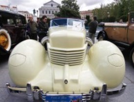 Una caravana de coches de época desfila por el Madrid Monumental