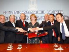 Madrid y La Caixa firman un convenio para avalar con 350 millones a las pymes