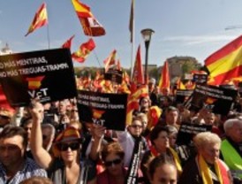 Voces Contra el Terrorismo corta el tráfico en la Castellana entre insultos a Zapatero