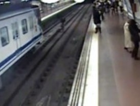 Muere el hombre rescatado de las vías del metro