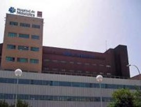 200 trabajadores del Hospital de Móstoles se concentran en las puertas del centro