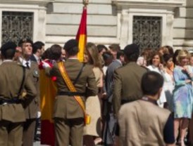 Aguirre y Botella juran bandera junto al personal civil en la Plaza de Oriente