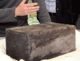 Extraen una 'cápsula del tiempo' enterrada bajo la estatua de Cervantes