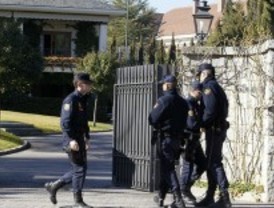 La Policía registra varias casas de Ruiz-Mateos