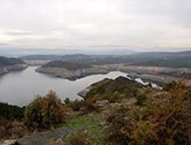 Las reservas de agua descienden un punto pero se mantienen por encima del 75%