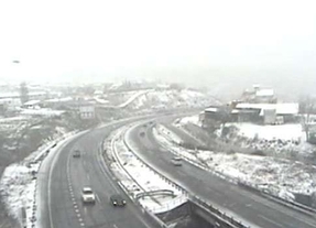 Cortado el tráfico en la A-1 norte para limpiar la nieve